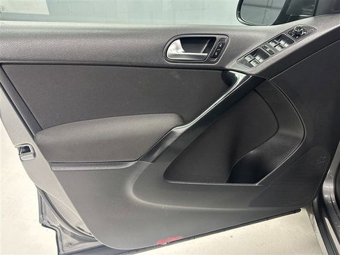 Used 2017 Volkswagen Tiguan S image 18