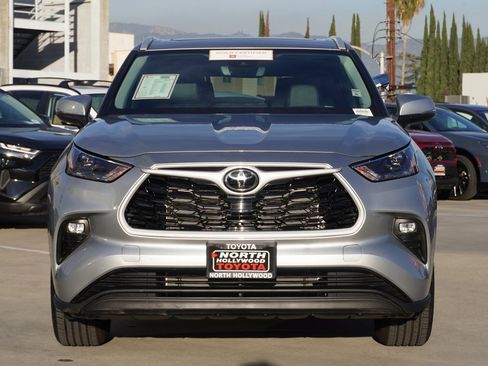 Certified 2025 Toyota Highlander XLE image 3