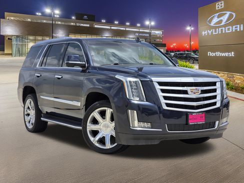 Used 2017 Cadillac Escalade Luxury RWD image 3