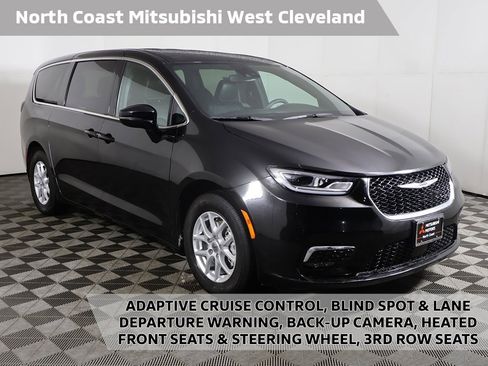 Used 2025 Chrysler Pacifica Select image 1