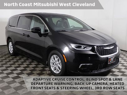 Used 2025 Chrysler Pacifica Select