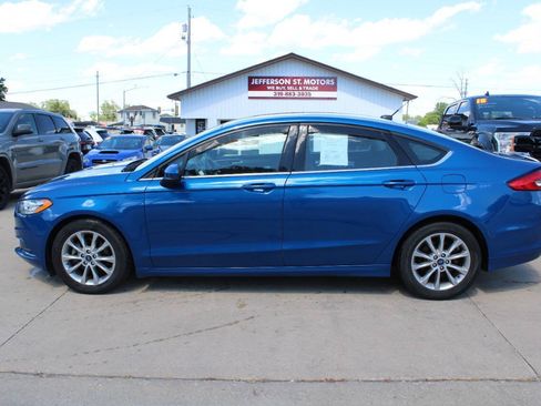 Used 2017 Ford Fusion SE w/ Fusion SE Technology Package FWD image 1