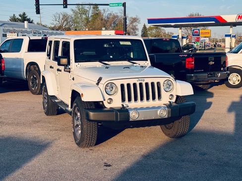 Used 2018 Jeep Wrangler Unlimited Sahara w/ Connectivity Group AWD/4WD image 4