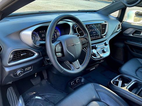 Used 2020 Chrysler Pacifica Touring-L w/ S Appearance Package image 15