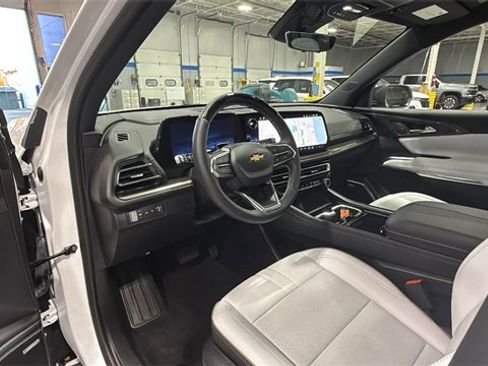 Used 2025 Chevrolet Traverse High Country image 9