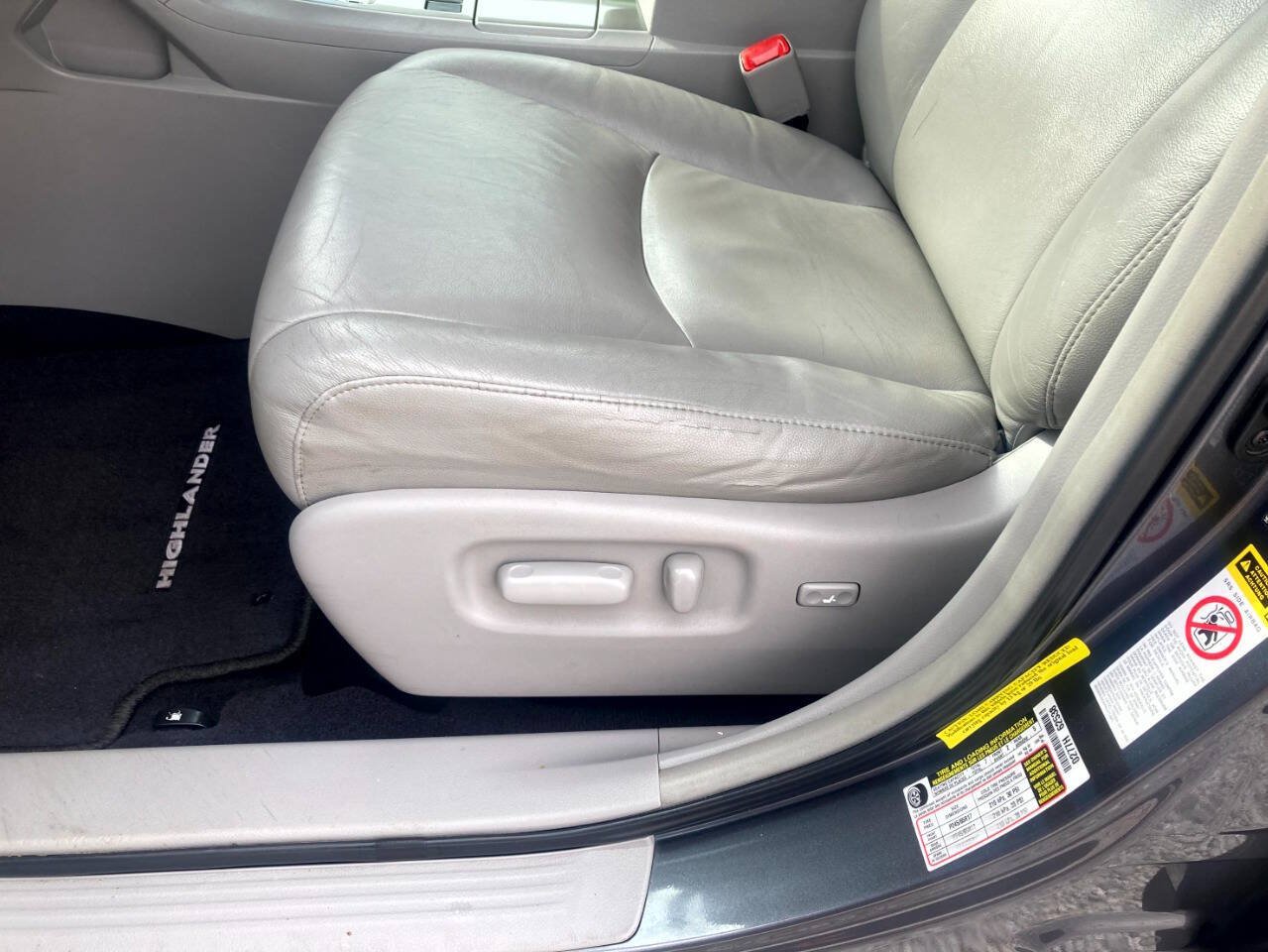Used 2013 Toyota Highlander Plus FWD image 14