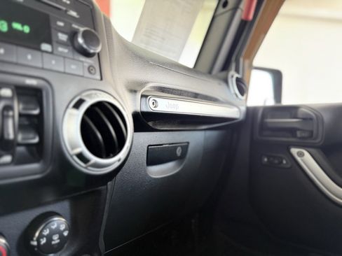 Used 2015 Jeep Wrangler Unlimited Rubicon w/ Max Tow Package image 25