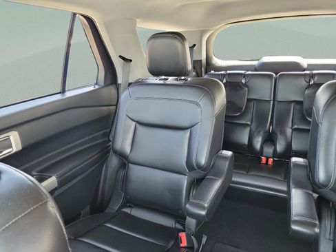 Used 2021 Ford Explorer XLT w/ Equipment Group 202A AWD/4WD image 8
