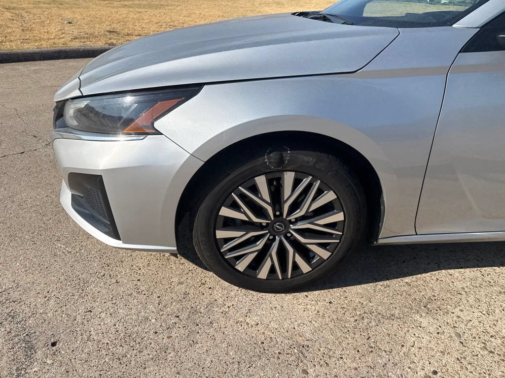 Used 2024 Nissan Altima 2.5 SV FWD image 2