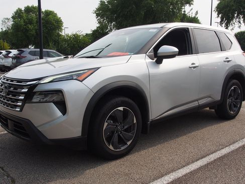 Used 2024 Nissan Rogue SV FWD image 3