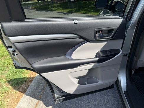 Used 2019 Toyota Highlander XLE FWD image 30