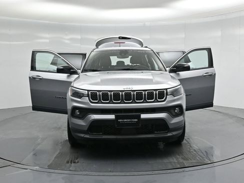 Used 2023 Jeep Compass Latitude image 16
