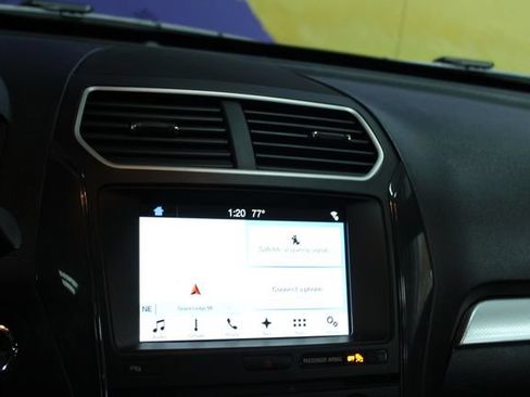 Used 2017 Ford Explorer XLT w/ XLT Technology Feature Bundle FWD image 19