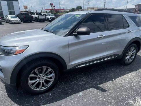 Used 2022 Ford Explorer XLT w/ Equipment Group 202A AWD/4WD image 6