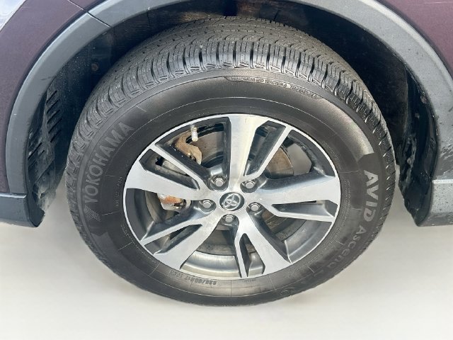Used 2018 Toyota RAV4 XLE AWD/4WD image 30