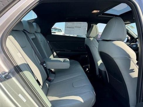 Used 2025 Hyundai Elantra Limited FWD image 5