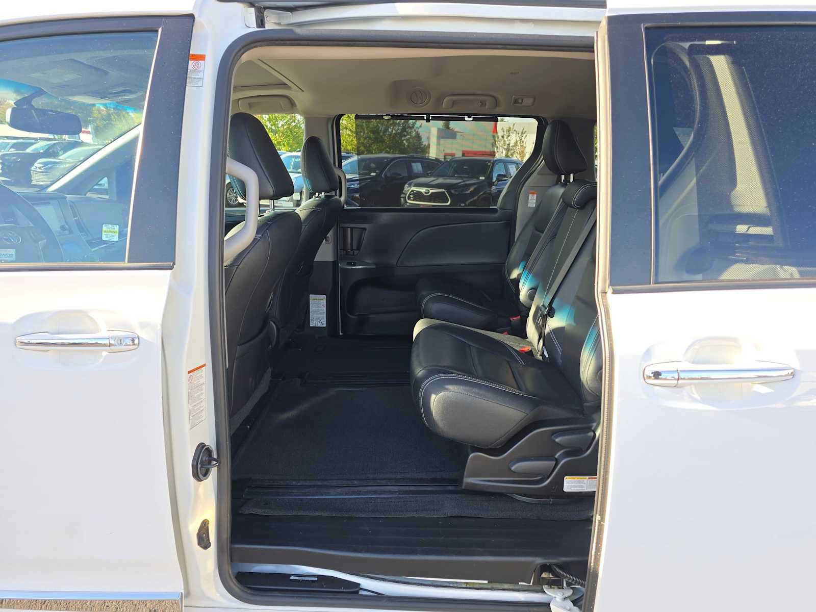 Used 2016 Toyota Sienna SE w/ SE Preferred Package FWD image 17