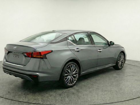 Used 2025 Nissan Altima 2.5 SV FWD image 9
