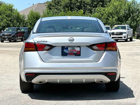Used 2025 Nissan Altima 2.5 SV FWD image 14