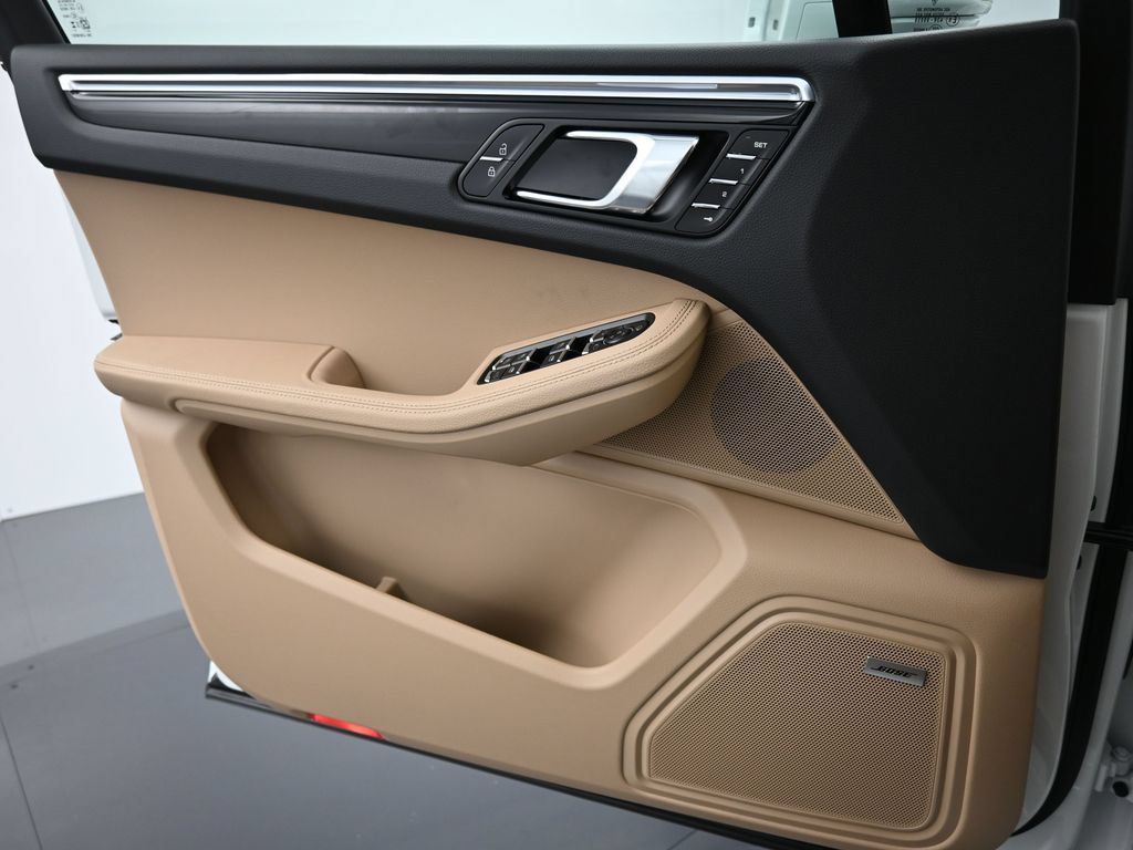 Certified 2026 Porsche Macan AWD/4WD image 11