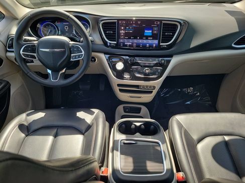 Used 2023 Chrysler Pacifica Touring-L FWD image 13