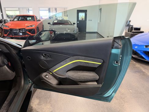 Used 2022 Aston Martin V8 Vantage Coupe RWD image 14