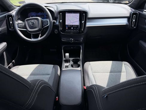 Used 2024 Volvo XC40 B5 Core AWD/4WD image 2