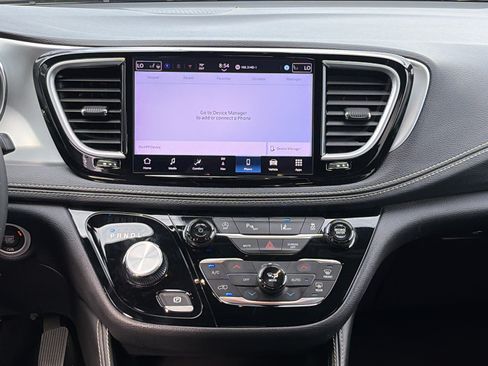Used 2025 Chrysler Pacifica Limited FWD image 14