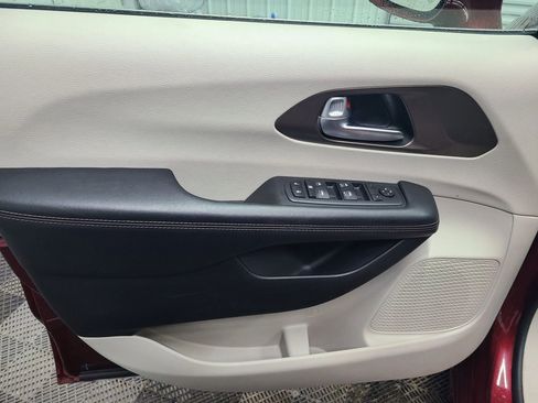 Used 2018 Chrysler Pacifica Touring-L image 20