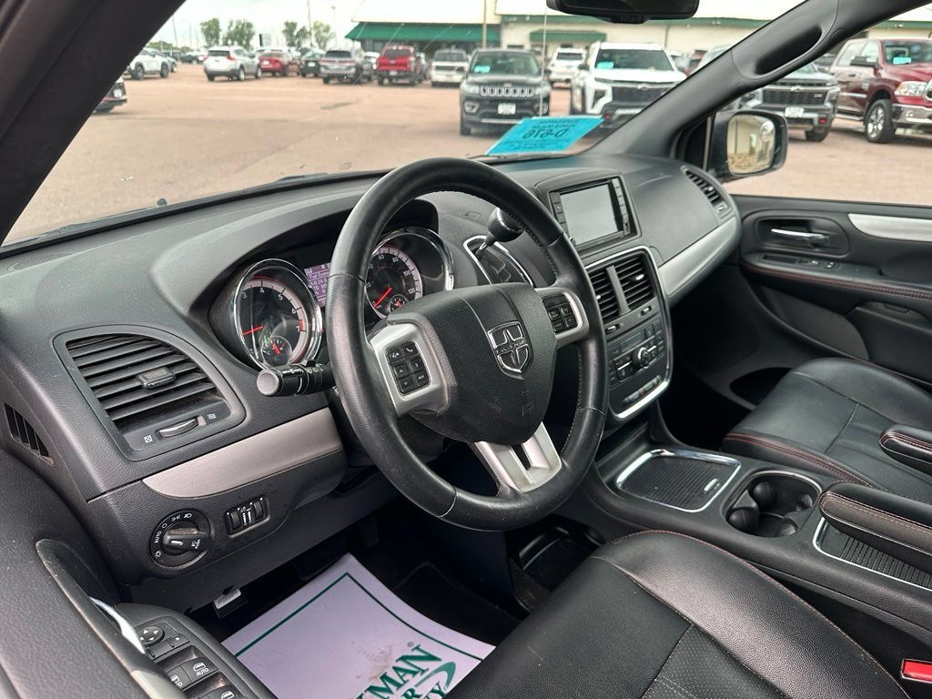 Used 2017 Dodge Grand Caravan GT FWD image 2
