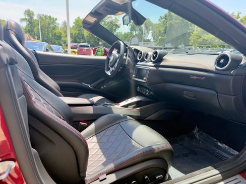 Used 2015 Ferrari California T RWD image 16