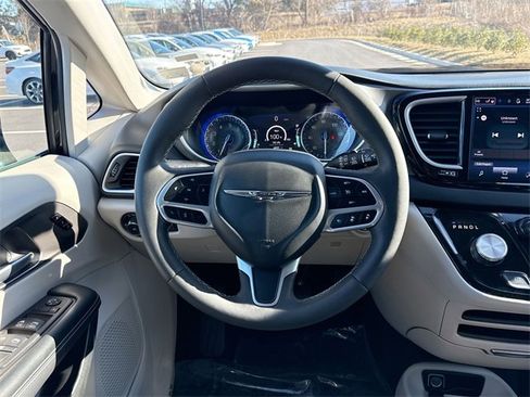 Used 2024 Chrysler Pacifica Touring-L image 25