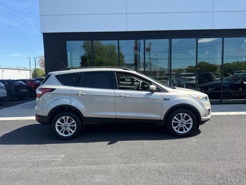 Used 2017 Ford Escape SE w/ Equipment Group 201A AWD/4WD image 2