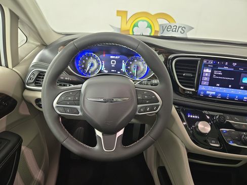 Used 2024 Chrysler Pacifica Limited FWD image 15