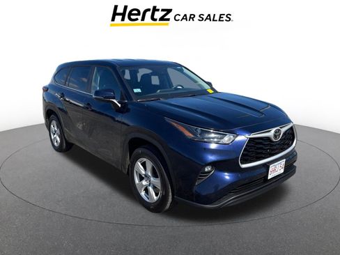 Used 2025 Toyota Highlander LE FWD image 1