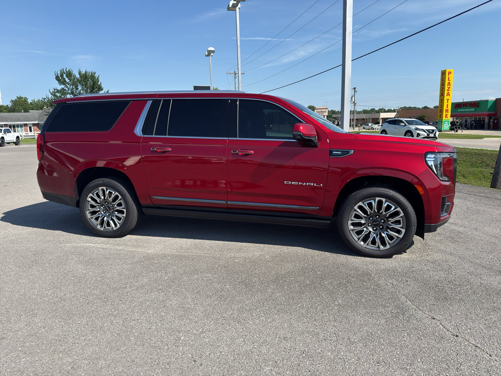 Used 2023 GMC Yukon XL Denali Ultimate AWD/4WD image 2