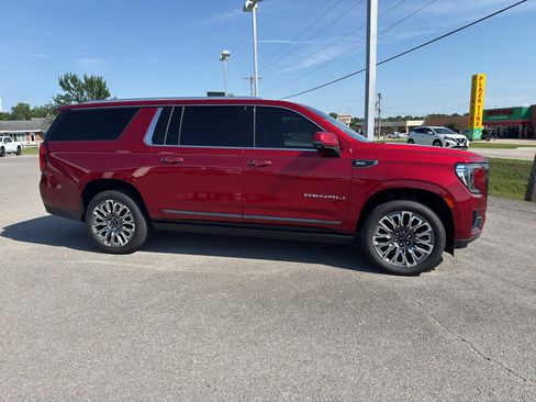Used 2023 GMC Yukon XL Denali Ultimate AWD/4WD image 2