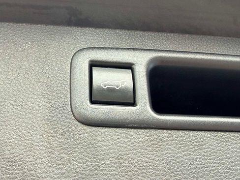 Used 2023 Toyota Highlander XLE AWD/4WD image 18