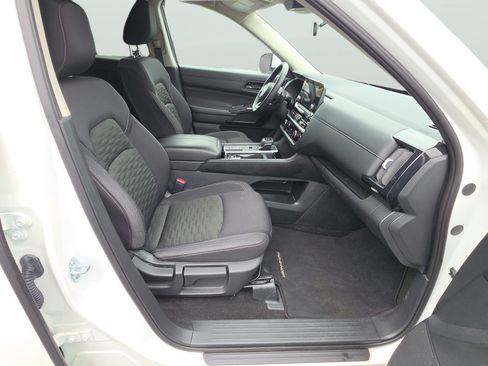Used 2025 Nissan Pathfinder SV FWD image 18