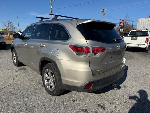 Used 2014 Toyota Highlander XLE image 5