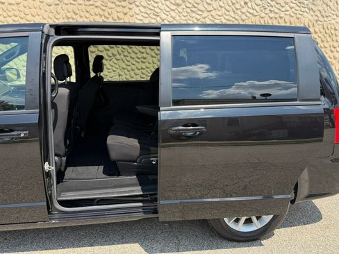 Used 2019 Dodge Grand Caravan SE FWD image 15