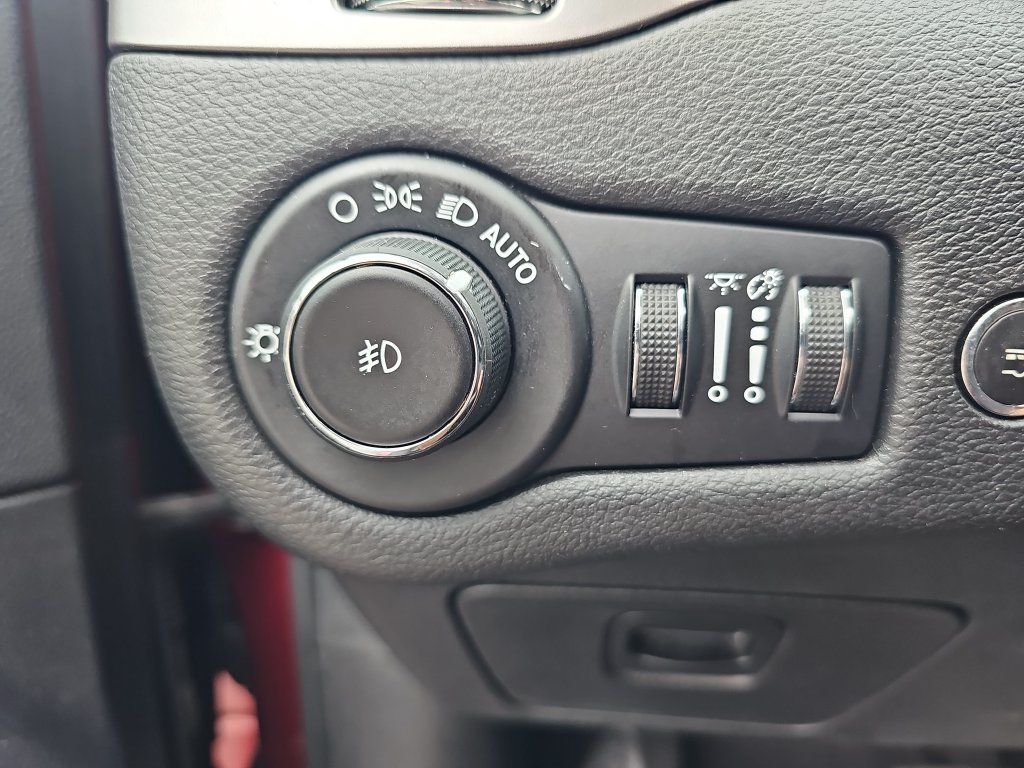 Used 2019 Jeep Cherokee Latitude Plus w/ Comfort/Convenience Group FWD image 35