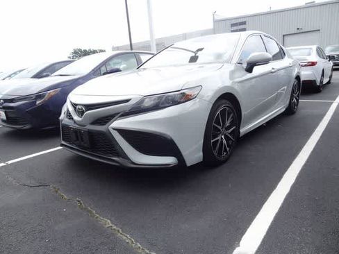 Used 2023 Toyota Camry SE FWD image 1