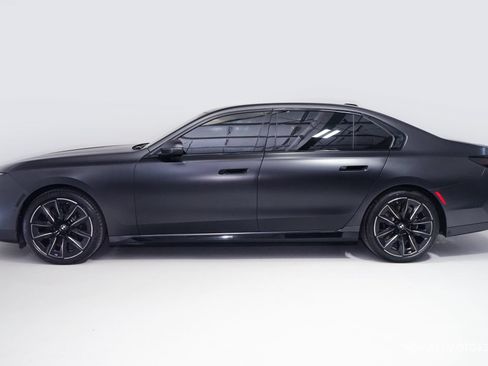 Used 2025 BMW 740i w/ Premium Package RWD image 4