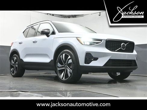 Used 2025 Volvo XC40 B5 Plus w/ Protection Package Premier image 34