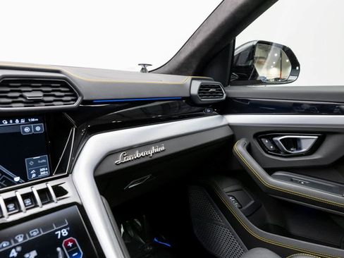 Used 2022 Lamborghini Urus image 39