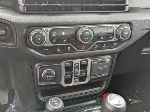 Certified 2025 Jeep Gladiator Sport image 21