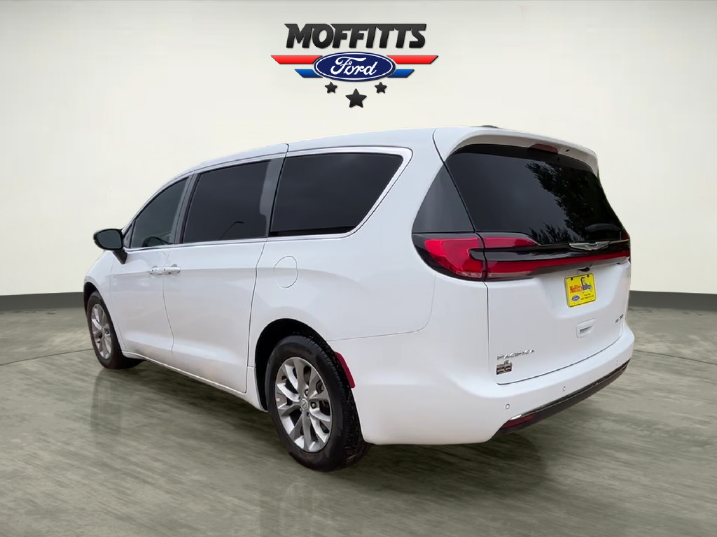 Used 2026 Chrysler Pacifica Limited FWD image 3