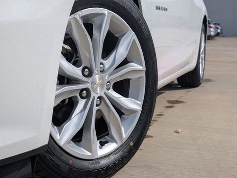 Used 2024 Chevrolet Malibu LT FWD image 2