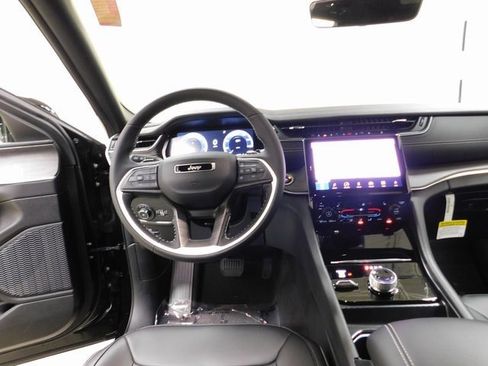 New 2025 Jeep Grand Cherokee Limited w/ Black Appearance Package image 8